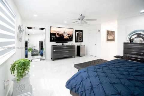 Casa en venta en Miami, Florida, 4 dormitorios, 248.61 m2 № 2305815 - foto 9