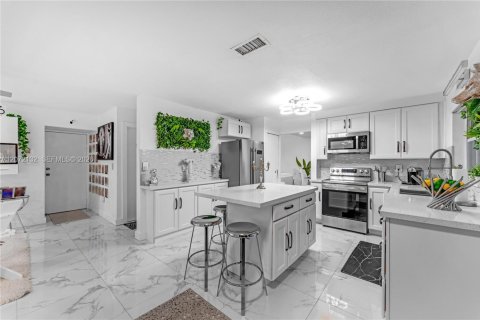 Casa en venta en Miami, Florida, 4 dormitorios, 248.61 m2 № 2305815 - foto 29