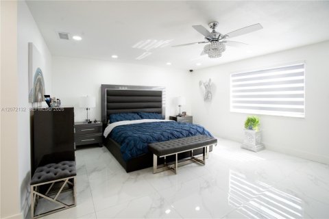 Casa en venta en Miami, Florida, 4 dormitorios, 248.61 m2 № 2305815 - foto 6