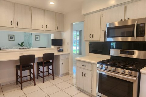House in Hollywood, Florida 3 bedrooms, 172.89 sq.m. № 1985734 - photo 15