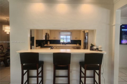 House in Hollywood, Florida 3 bedrooms, 172.89 sq.m. № 1985734 - photo 8