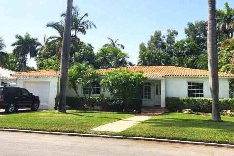 House in Hollywood, Florida 3 bedrooms, 172.89 sq.m. № 1985734 - photo 1