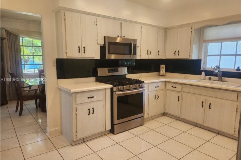 House in Hollywood, Florida 3 bedrooms, 172.89 sq.m. № 1985734 - photo 12