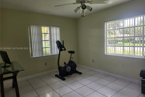 House in Hollywood, Florida 3 bedrooms, 172.89 sq.m. № 1985734 - photo 24