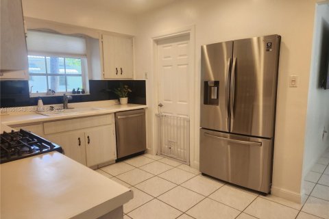 House in Hollywood, Florida 3 bedrooms, 172.89 sq.m. № 1985734 - photo 13