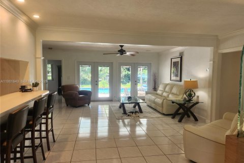 House in Hollywood, Florida 3 bedrooms, 172.89 sq.m. № 1985734 - photo 11