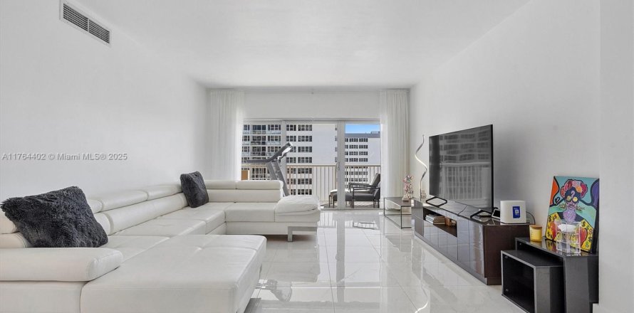 Condo in Hallandale Beach, Florida, 2 bedrooms № 1716081