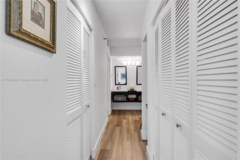 Condo in Miami, Florida, 2 bedrooms № 1980156 - photo 29