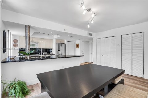 Condo in Miami, Florida, 2 bedrooms № 1980156 - photo 18