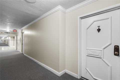 Condo in Miami, Florida, 2 bedrooms № 1980156 - photo 10