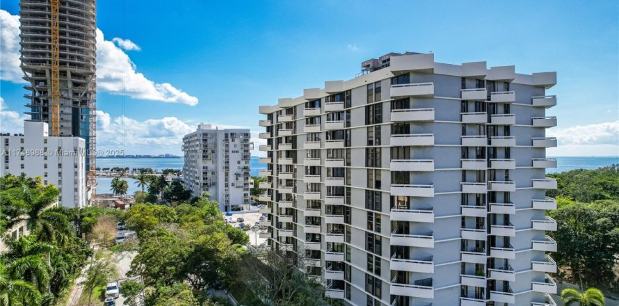 Condo in Miami, Florida, 2 bedrooms № 1980156