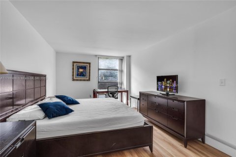 Condo in Miami, Florida, 2 bedrooms № 1980156 - photo 27