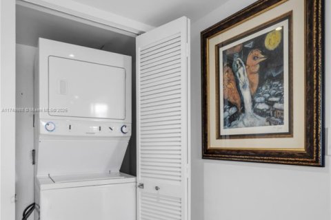 Condo in Miami, Florida, 2 bedrooms № 1980156 - photo 23