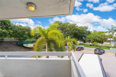 Condo in Miami, Florida, 2 bedrooms № 1980156 - photo 12