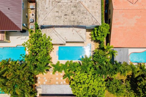 House in Miami, Florida 4 bedrooms, 236.81 sq.m. № 2022235 - photo 4