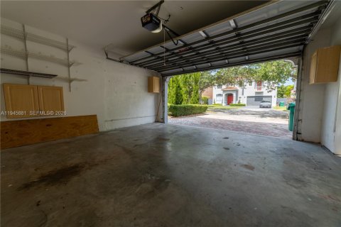 House in Miami, Florida 4 bedrooms, 236.81 sq.m. № 2022235 - photo 7