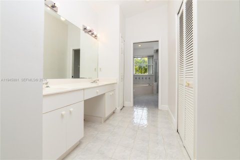 House in Miami, Florida 4 bedrooms, 236.81 sq.m. № 2022235 - photo 11