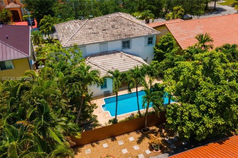 House in Miami, Florida 4 bedrooms, 236.81 sq.m. № 2022235 - photo 5