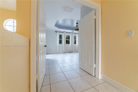 House in Miami, Florida 4 bedrooms, 236.81 sq.m. № 2022235 - photo 13