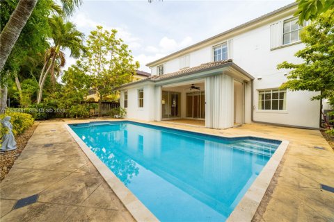 House in Miami, Florida 4 bedrooms, 236.81 sq.m. № 2022235 - photo 6
