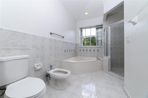 House in Miami, Florida 4 bedrooms, 236.81 sq.m. № 2022235 - photo 9