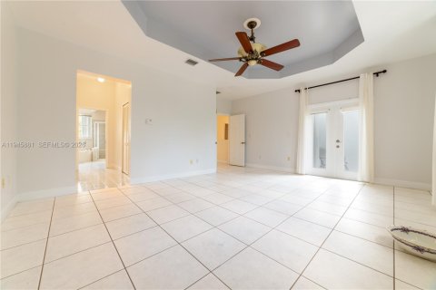 House in Miami, Florida 4 bedrooms, 236.81 sq.m. № 2022235 - photo 12