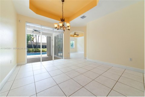 House in Miami, Florida 4 bedrooms, 236.81 sq.m. № 2022235 - photo 16