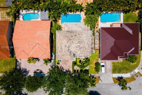 House in Miami, Florida 4 bedrooms, 236.81 sq.m. № 2022235 - photo 3