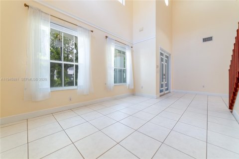 House in Miami, Florida 4 bedrooms, 236.81 sq.m. № 2022235 - photo 14