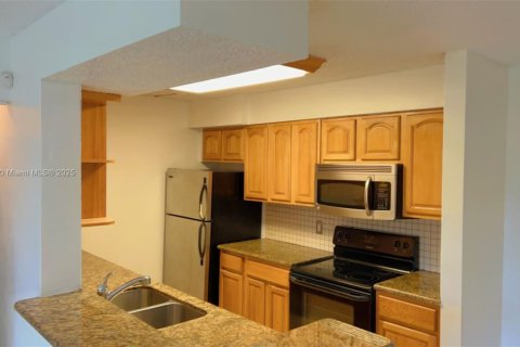 Condo in Pompano Beach, Florida, 2 bedrooms  № 1937437 - photo 8