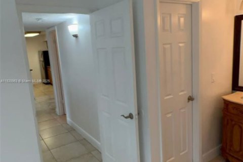 Condo in Pompano Beach, Florida, 2 bedrooms  № 1937437 - photo 2