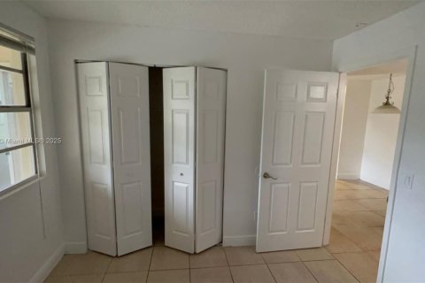 Condo in Pompano Beach, Florida, 2 bedrooms  № 1937437 - photo 5