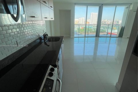 Condominio en alquiler en Miami, Florida, 1 dormitorio, 64.85 m2 № 2012680 - foto 10