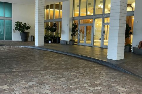 Condominio en alquiler en Miami, Florida, 1 dormitorio, 64.85 m2 № 2012680 - foto 2