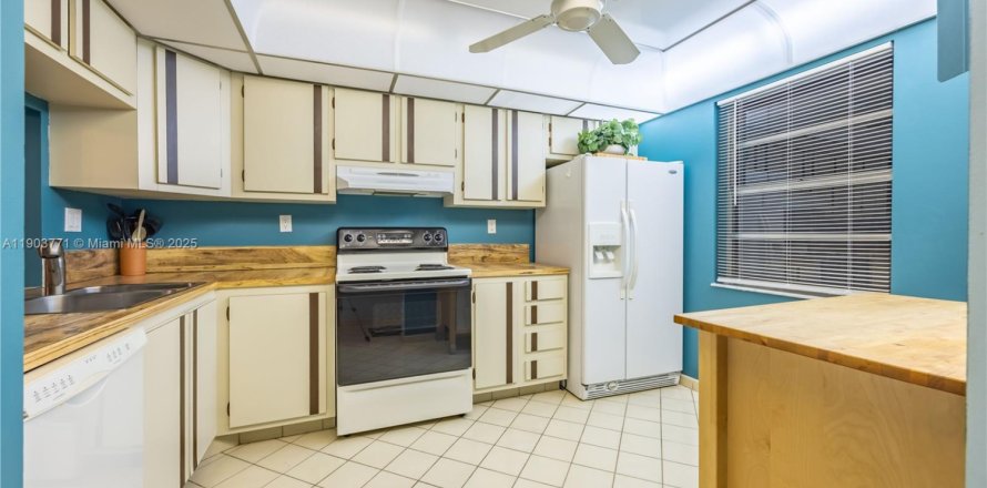 Кондоминиум с 2 спальнями в Лодерхилл, Флорида № 1954776