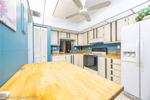 Купить кондоминиум в Лодерхилл, Флорида 2 спальни, 117.06м2, № 1954776 - фото 2