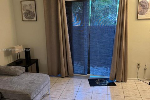 Кондоминиум с 1 спальней в Майами, Флорида № 1961170