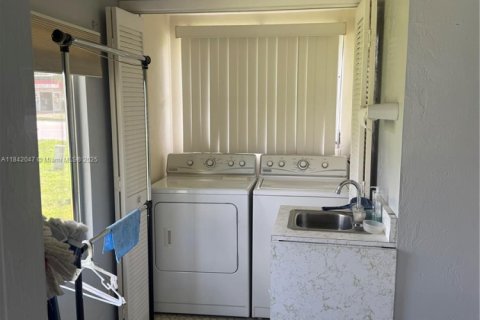 House in Lehigh Acres, Florida 2 bedrooms № 1834399 - photo 4