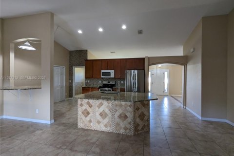 House in Port St. Lucie, Florida 4 bedrooms, 210.33 sq.m. № 2044417 - photo 2