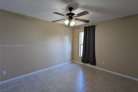 House in Port St. Lucie, Florida 4 bedrooms, 210.33 sq.m. № 2044417 - photo 13