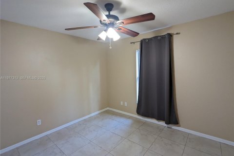 House in Port St. Lucie, Florida 4 bedrooms, 210.33 sq.m. № 2044417 - photo 11