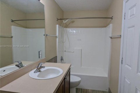 House in Port St. Lucie, Florida 4 bedrooms, 210.33 sq.m. № 2044417 - photo 10