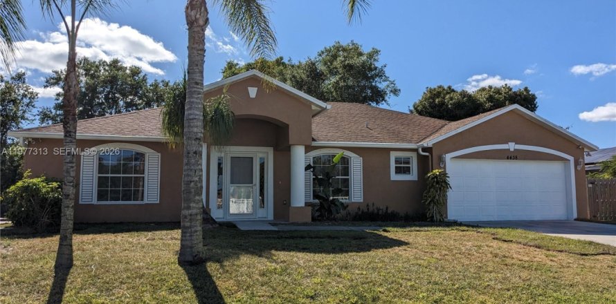 House in Port St. Lucie, Florida 4 bedrooms, 210.33 sq.m. № 2044417