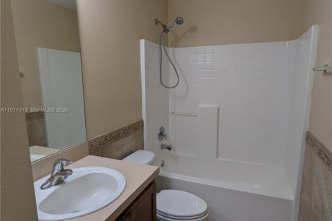 House in Port St. Lucie, Florida 4 bedrooms, 210.33 sq.m. № 2044417 - photo 12