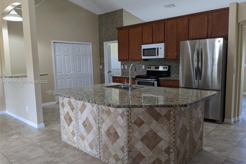 House in Port St. Lucie, Florida 4 bedrooms, 210.33 sq.m. № 2044417 - photo 4