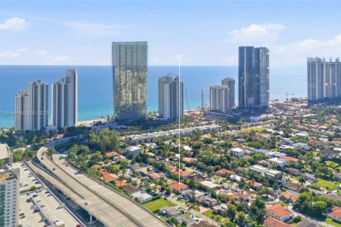 Villa ou maison à Sunny Isles Beach, Floride 3 chambres, 162.39 m2 № 2079708