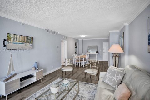 Condominio en alquiler en Hollywood, Florida, 1 dormitorio, 77.57 m2 № 2085840 - foto 3