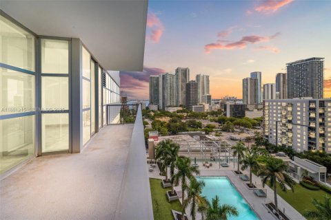 Condo in Miami, Florida, 2 bedrooms № 1983162 - photo 1