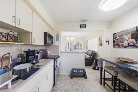 Commercial property in Miami, Florida 155.05 sq.m. № 2042795 - photo 24