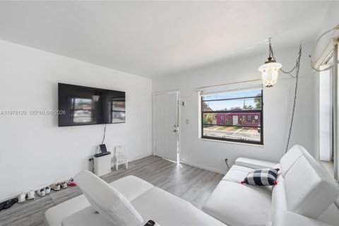 Commercial property in Miami, Florida 155.05 sq.m. № 2042795 - photo 3